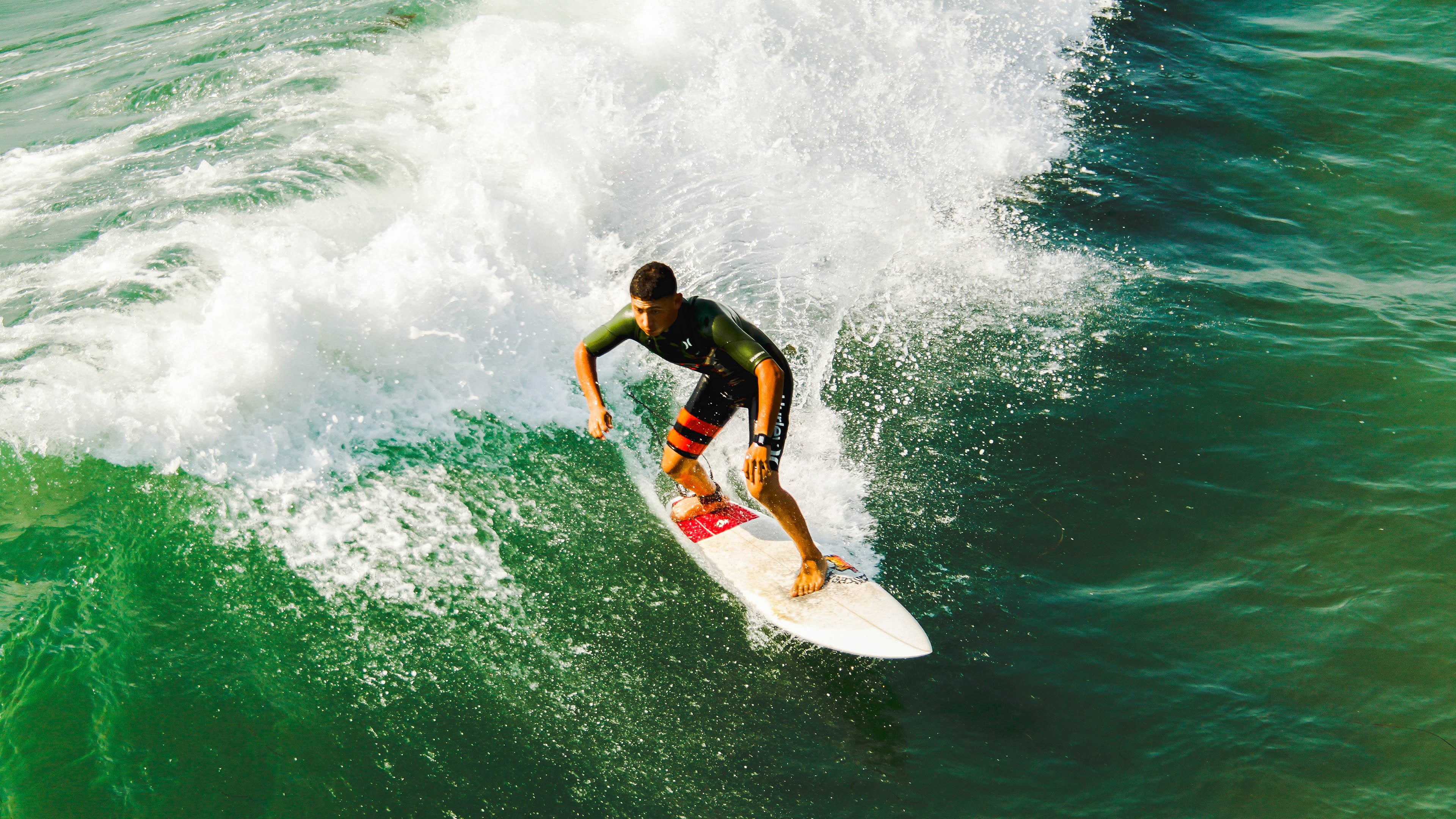 青年极限攀爬赛，登顶山峰的勇气考验，极限攀爬第一人坠亡