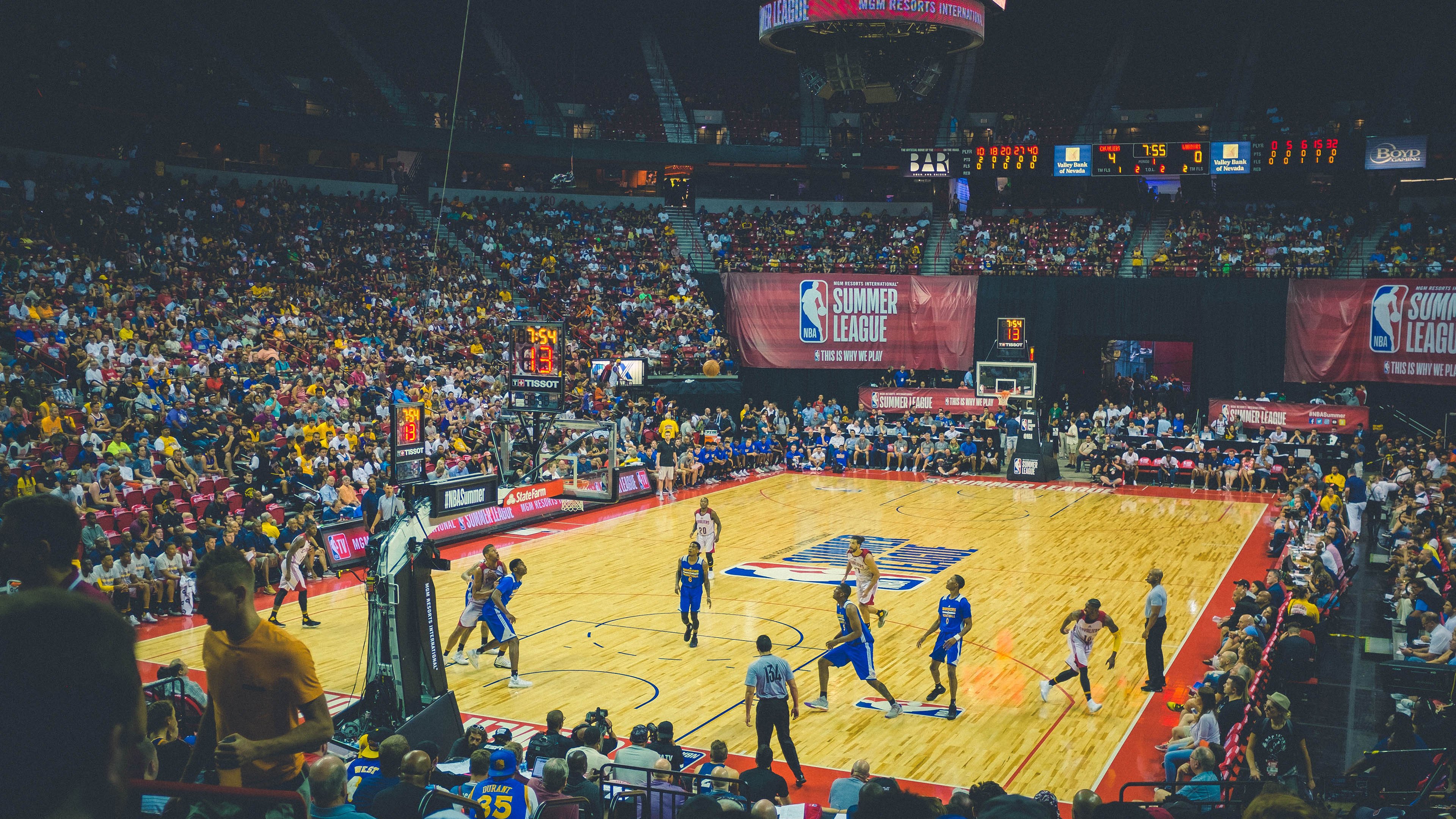 英超神奇瞬间不断,精彩进球和高难扑救令人震撼,英超球队进球纪录